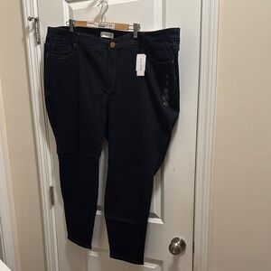 NWT dark wash lane Bryant signature fit mid-rise skinny jean. Size 28p